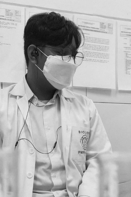 Portrait of Engki in the lab